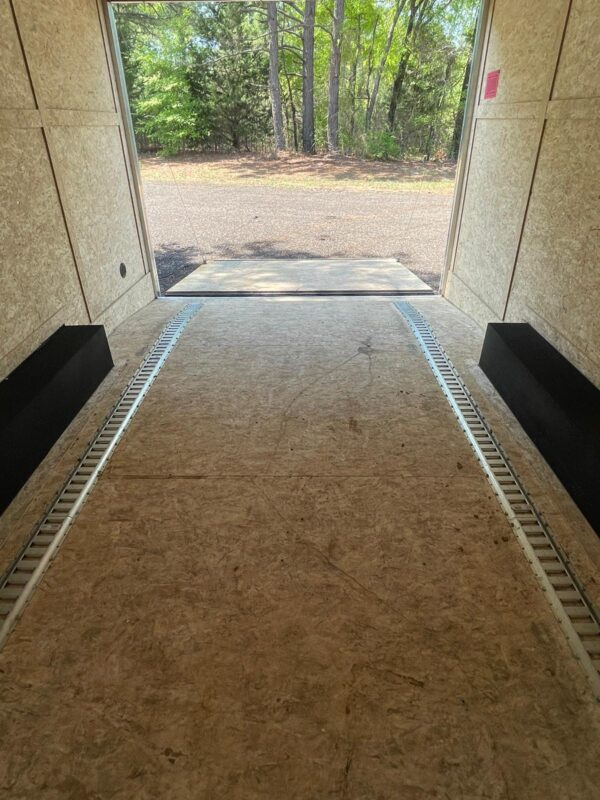 Enclosed Trailer 2021-silver 8.5x20 - Image 2